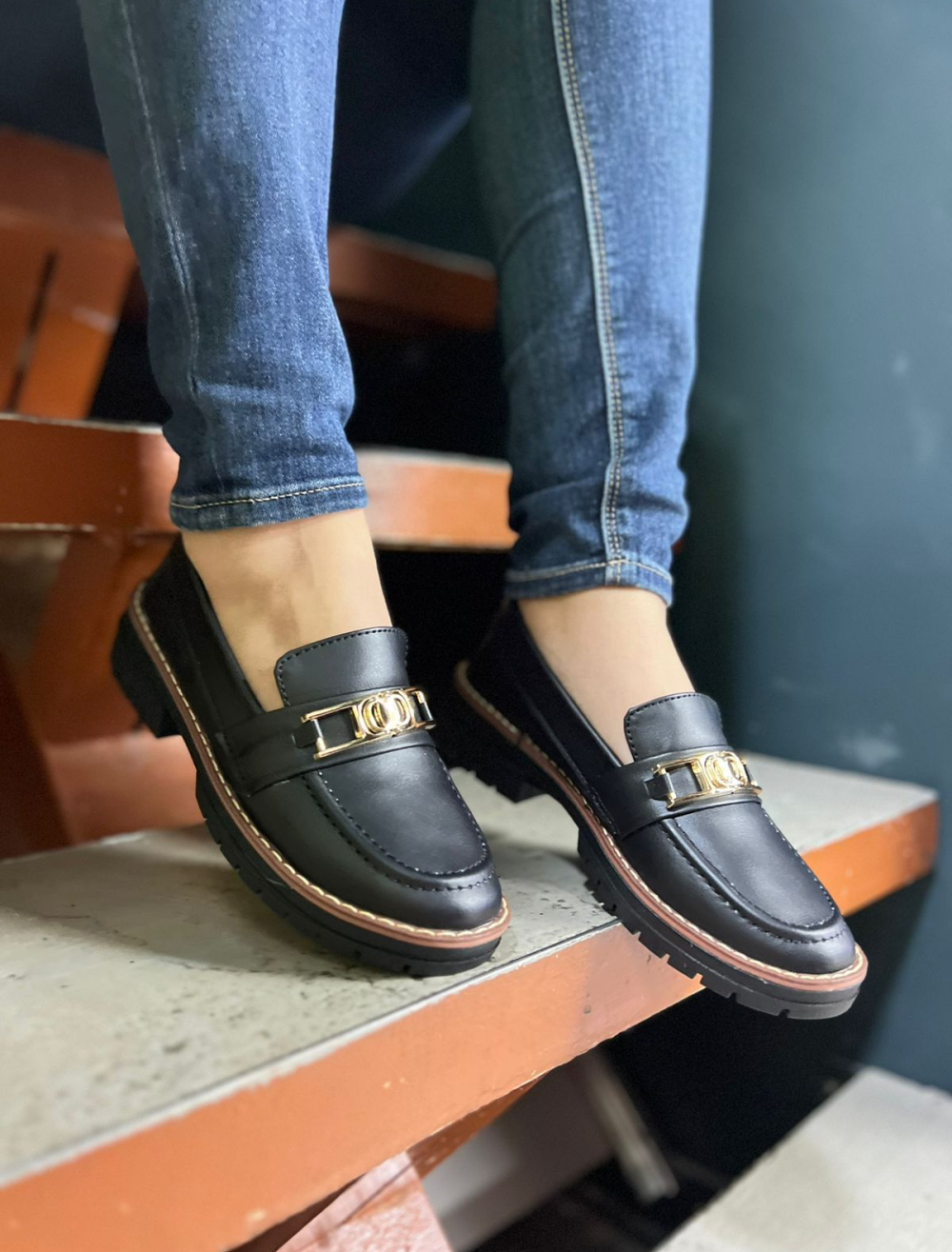 Zapato Mocasin con hebilla en capellada 